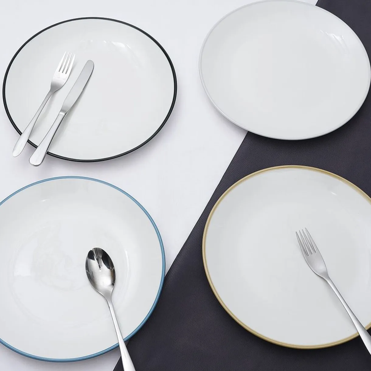 Gifi Lot de 4 assiettes plates rondes porcelaine blanche avec liseré coloré Outlet