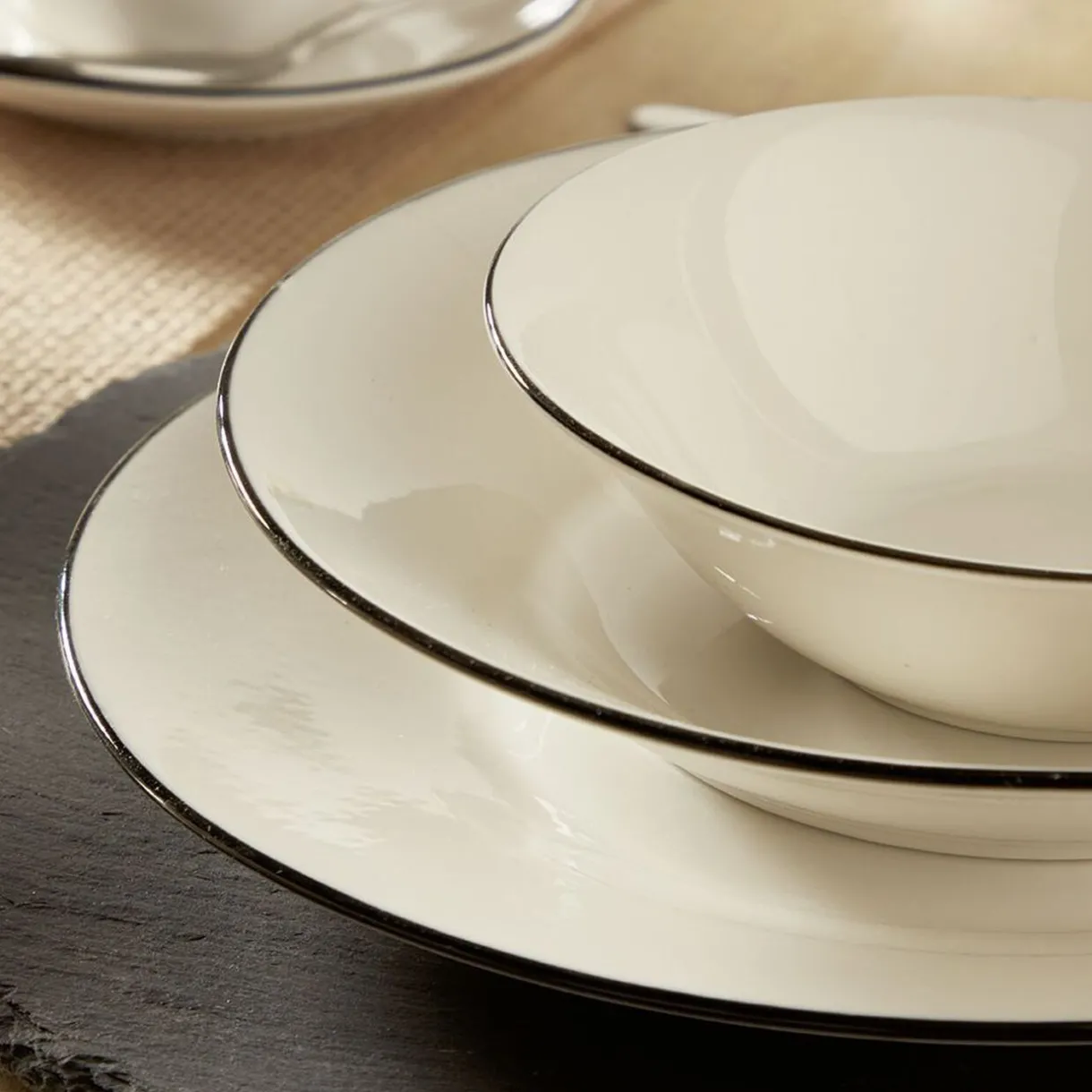 Gifi Service à vaisselle porcelaine blanc liseré noir 36 pièces